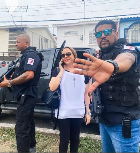Dos protectores de First Defense escoltando a una clienta junto a su vehículo