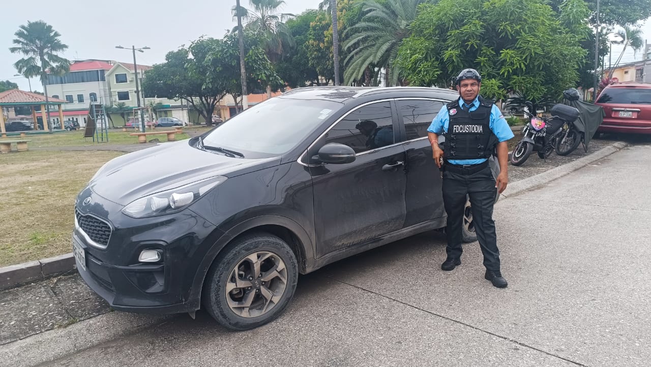 Protector VIP de First Defense junto a una camioneta negra en Guayaquil